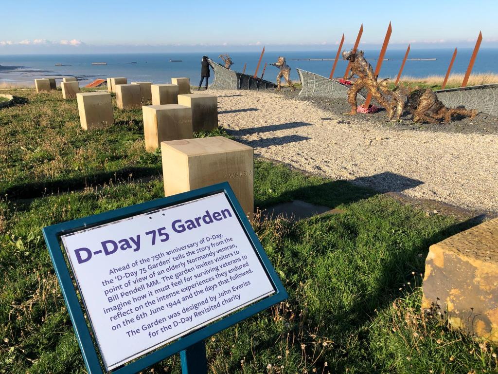 un cartel para un jardín de día en la playa en NORMANDIA du lieu foison, en Nonant