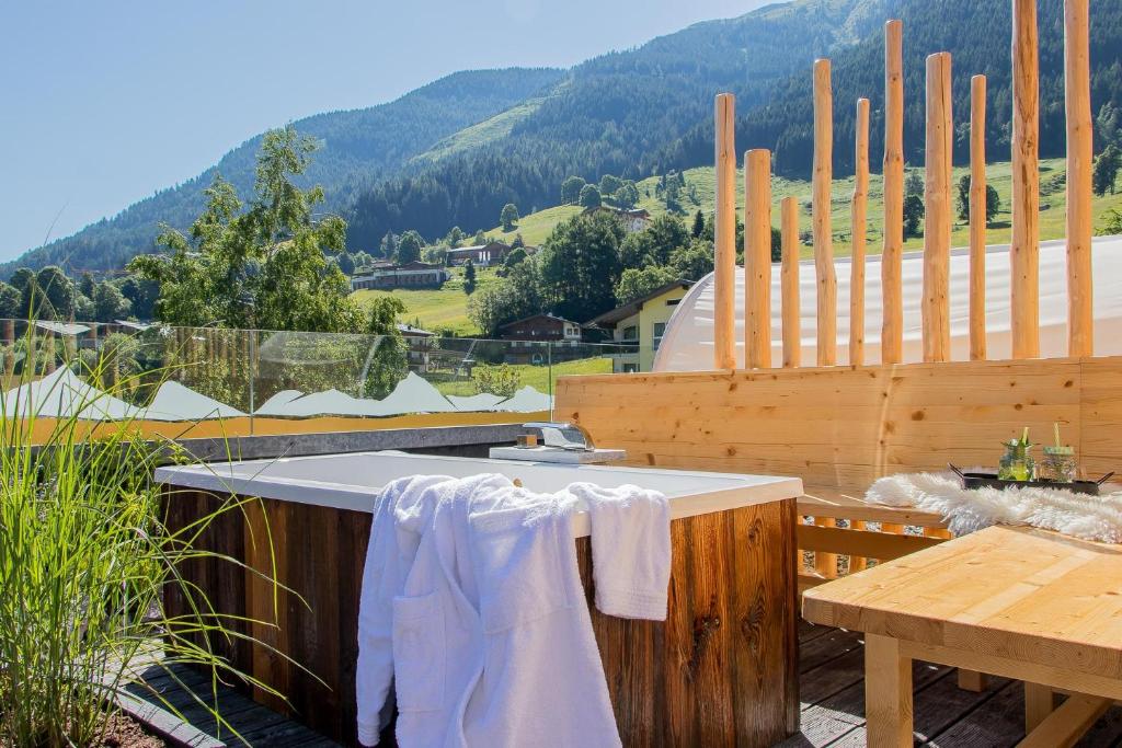Nespecifikovaný výhled na hory nebo výhled na hory při pohledu z hotelu