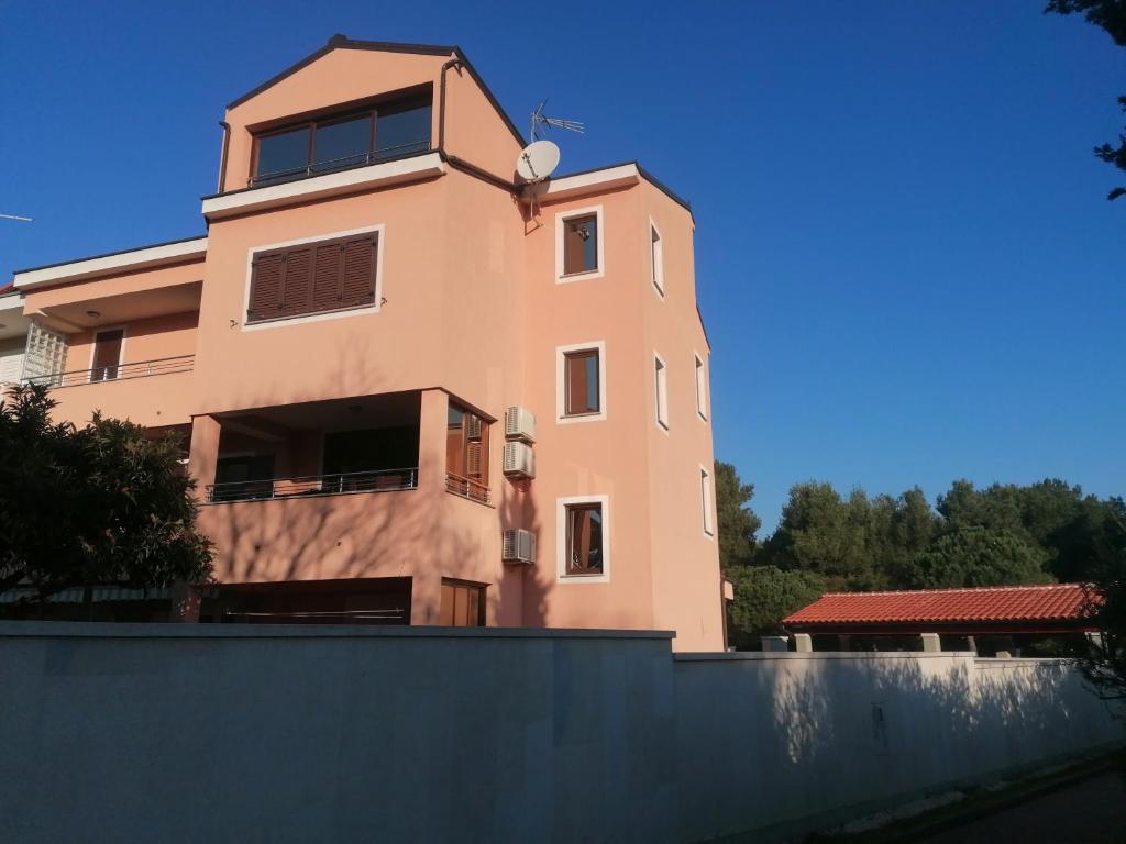 Budynek, w którym mieści się apartament