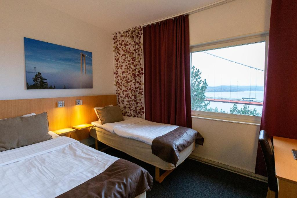 Postel nebo postele na pokoji v ubytování Hotell Höga Kusten