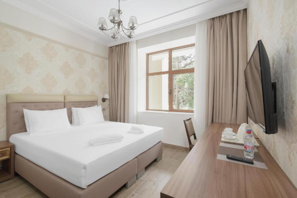 Кровать или кровати в номере Amra Park-hotel & Spa