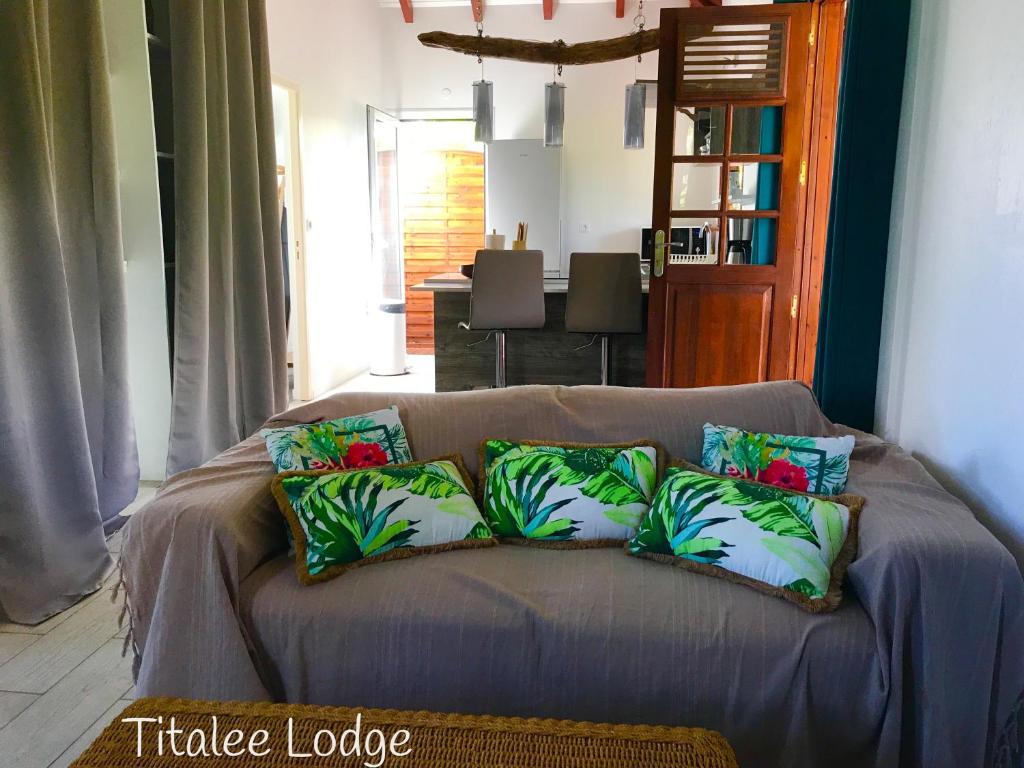 Posezení v ubytování Titalee Lodge 3 Villas autour d'une piscine