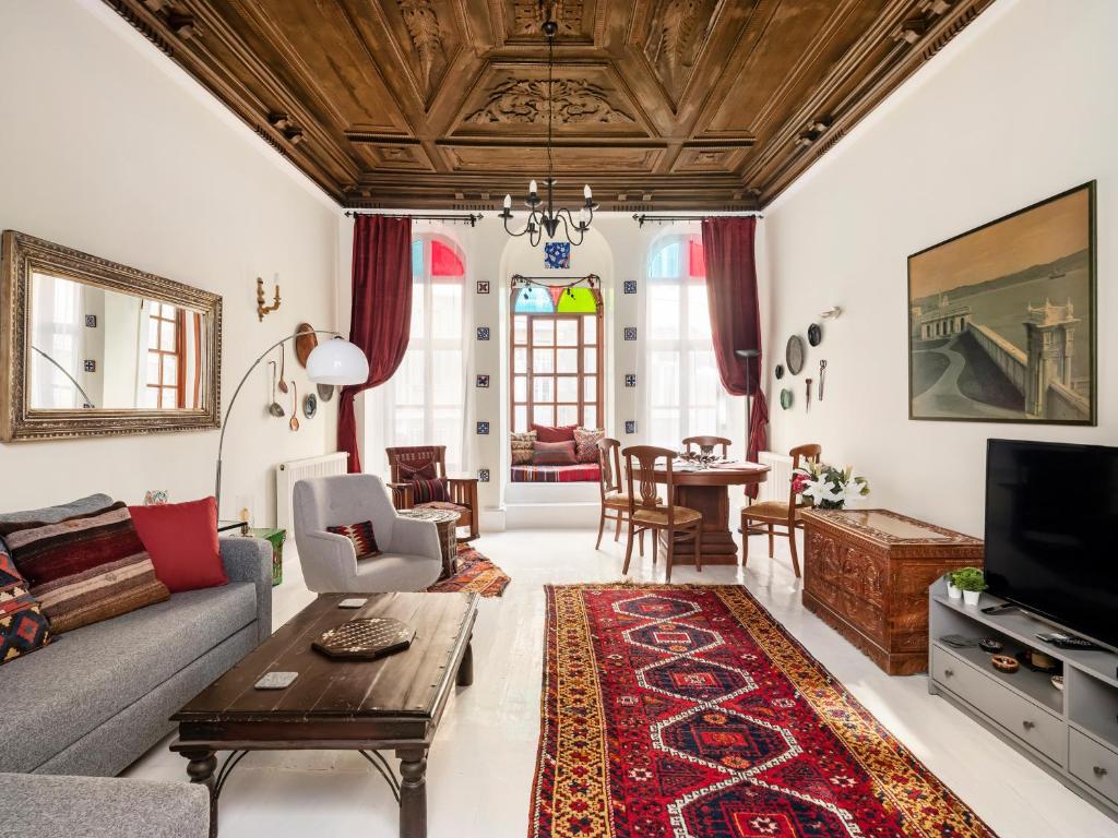 sala de estar con sofá y mesa en High Ceiling Authentic Historic Ottoman Home! #49 en Estambul