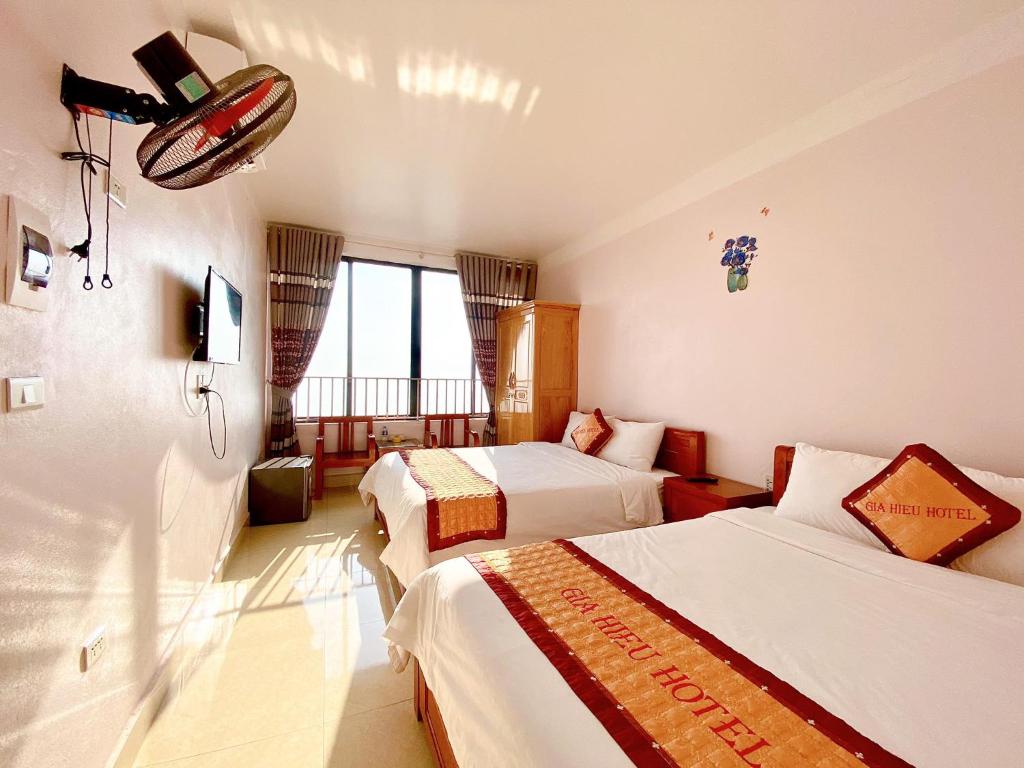 Giường trong phòng chung tại Gia Hiếu Hotel