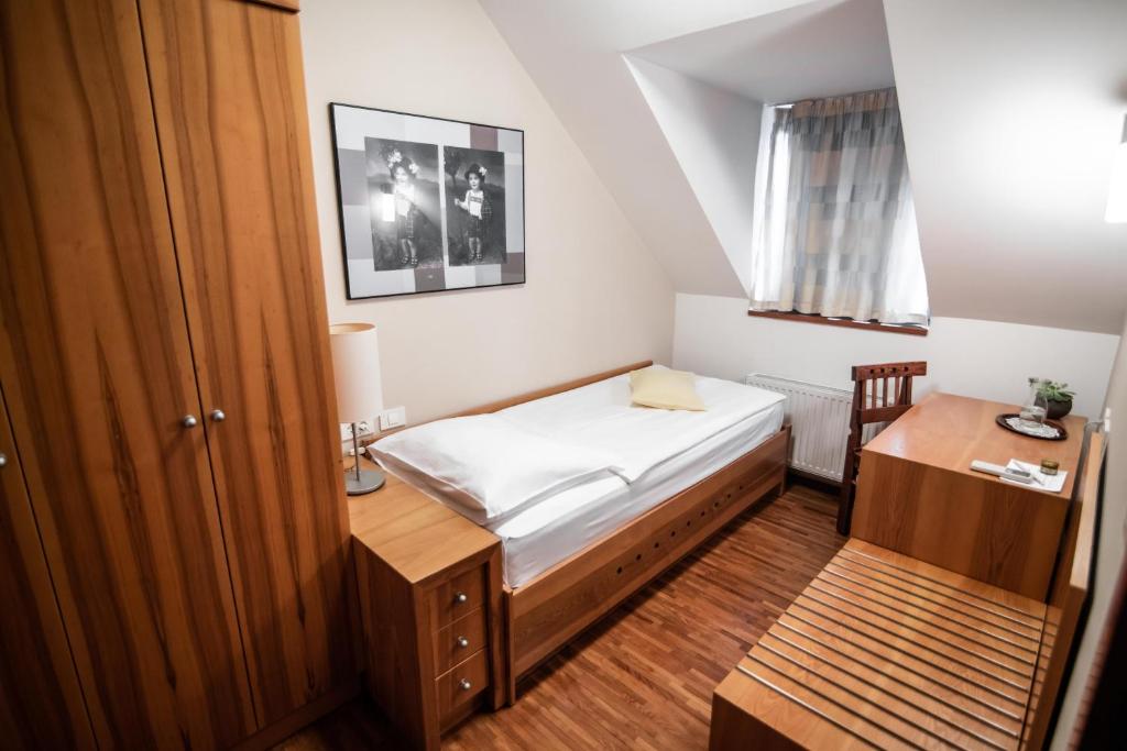 Postel nebo postele na pokoji v ubytování Hotel Dvor Jezersek Brnik