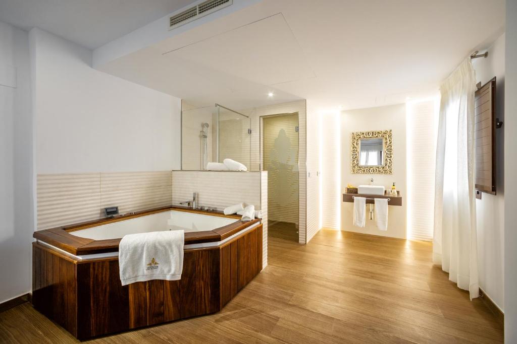 un baño con bañera y lavabo en Hotel boutique Palacio de la Veracruz, en Alcalá la Real