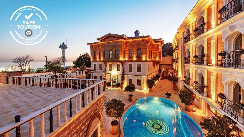 Blick auf ein Gebäude mit Pool in der Unterkunft Seven Hills Palace & Spa in Istanbul