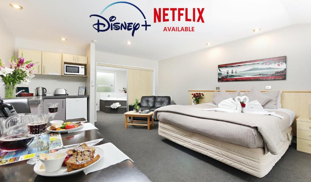 um quarto de hotel com uma cama e uma cozinha em Arthur's Court Motor Lodge em Christchurch