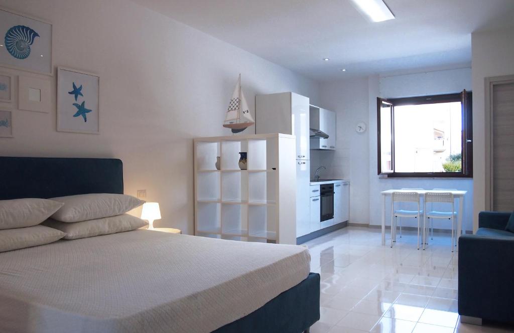 Letto o letti in una camera di Le Rose Beach & Suites appartamenti fronte mare a Villarosa