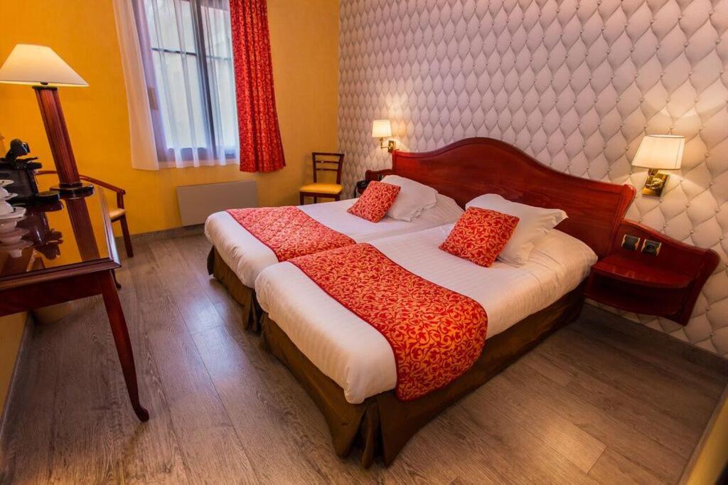 Postel nebo postele na pokoji v ubytování Cit'Hotel - Hotel Le Cèdre