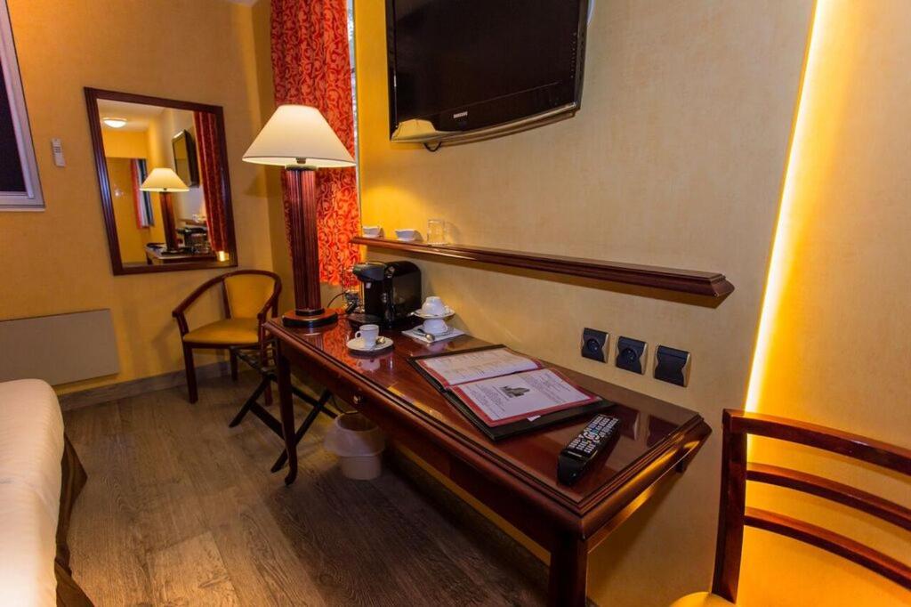 TV a/nebo společenská místnost v ubytování Cit'Hotel - Hotel Le Cèdre