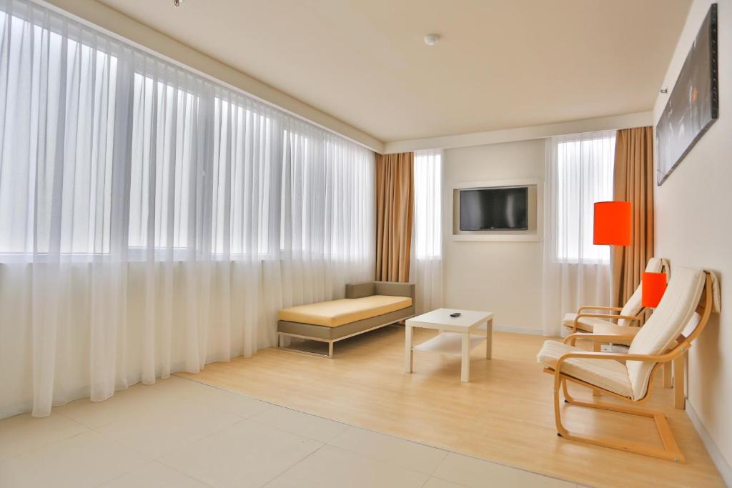 TV a/nebo společenská místnost v ubytování HARRIS Hotel Pontianak