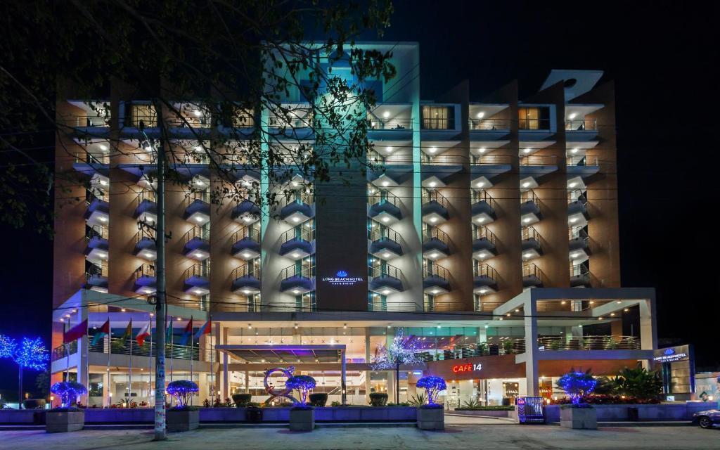 un gran edificio por la noche con luces azules en Long Beach Hotel, en Cox's Bazar