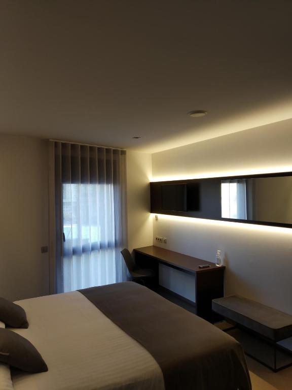 Postel nebo postele na pokoji v ubytování Hotel Olot Centre