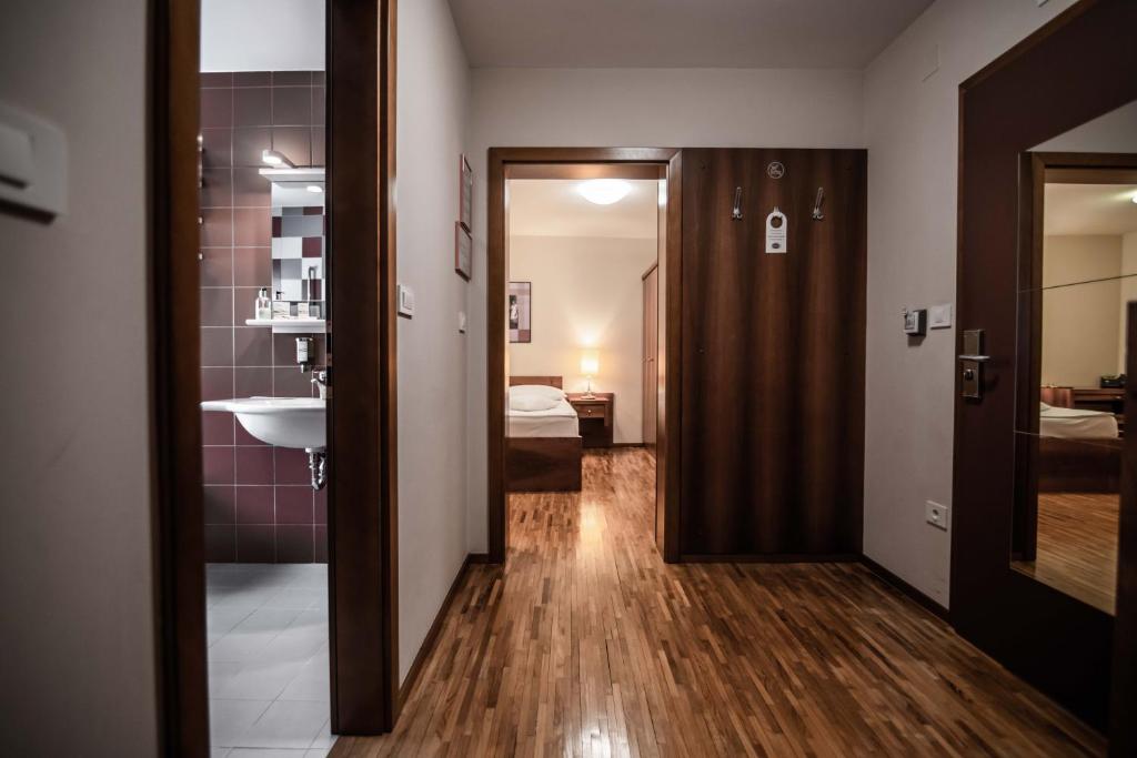 Postel nebo postele na pokoji v ubytování Hotel Dvor Jezersek Brnik
