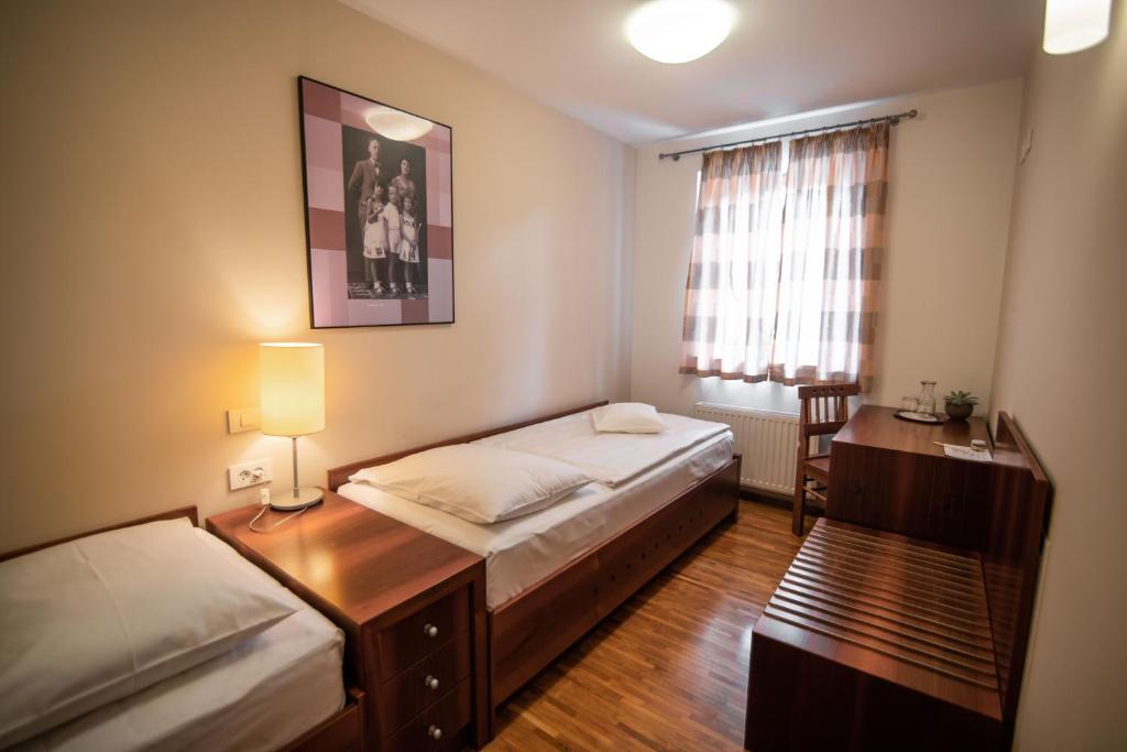 Postel nebo postele na pokoji v ubytování Hotel Dvor Jezersek Brnik