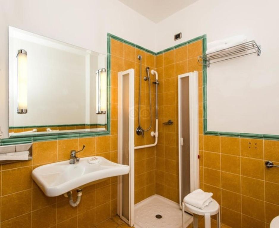 Koupelna v ubytování LH Hotel Lloyd Roma