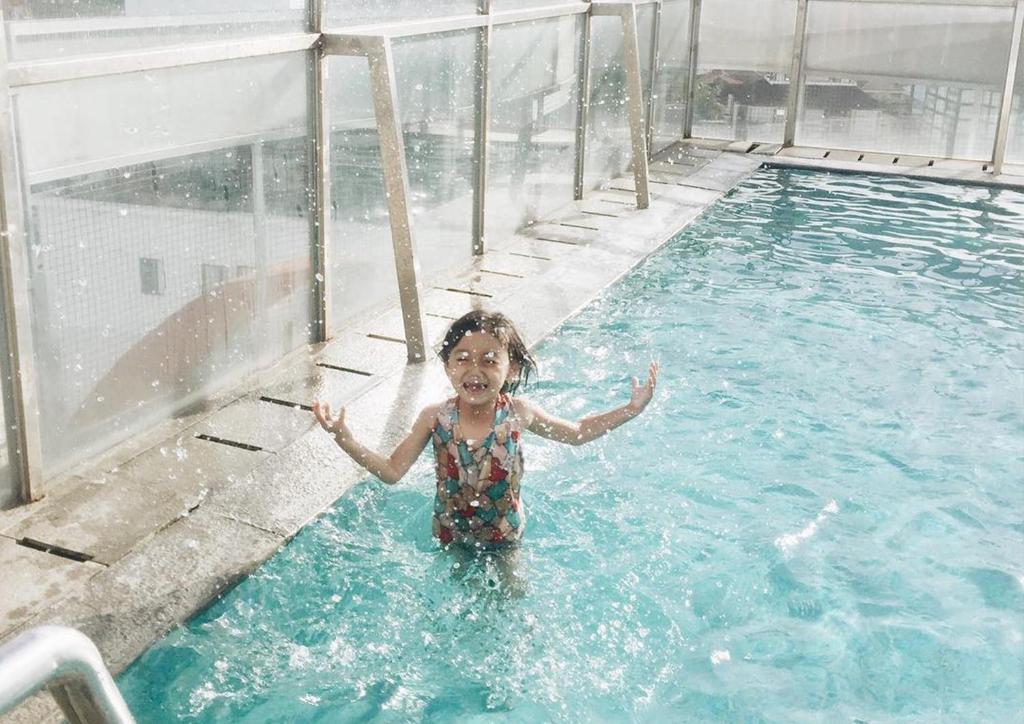 Bazén v ubytování HARRIS Hotel Pontianak nebo v jeho okolí