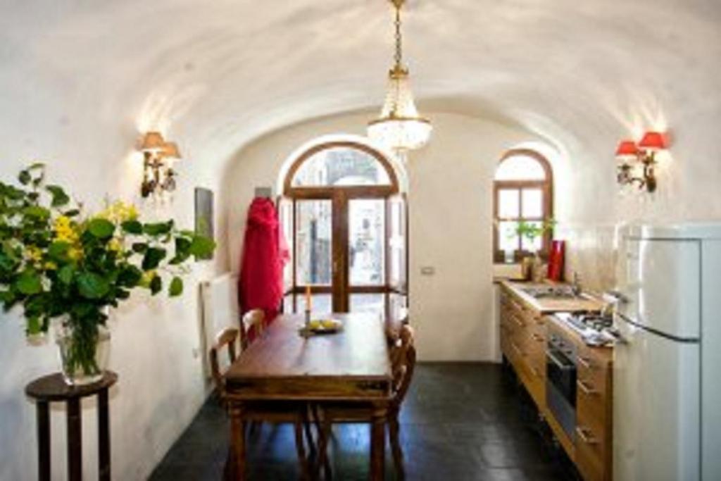 巴達盧科的住宿－CASA LEONE BADALUCCO，厨房配有桌子和冰箱