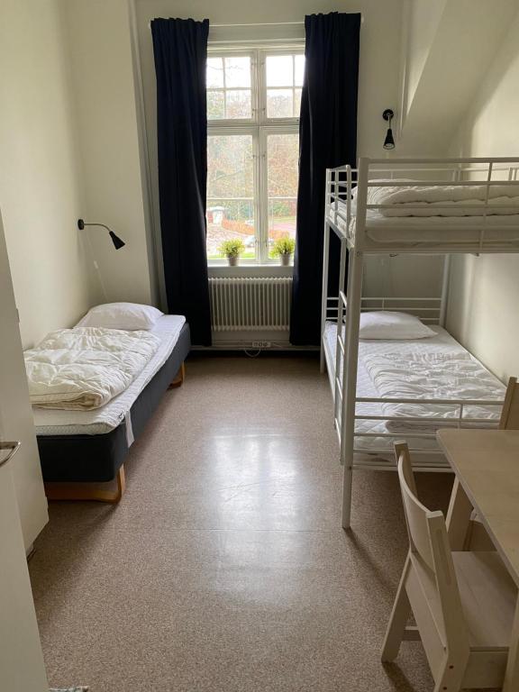 Postel nebo postele na pokoji v ubytování Ronneby Brunnspark Vandrarhem och B&B