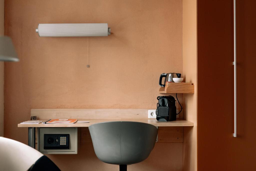 Příslušenství pro přípravu čaje a kávy v ubytování Asgard Hotel