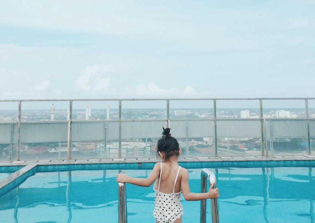 Bazén v ubytování HARRIS Hotel Pontianak nebo v jeho okolí