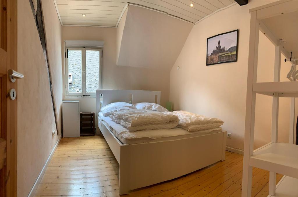 Ferienhaus Am Balduinstor في كوشيم: غرفة نوم بسرير في غرفة
