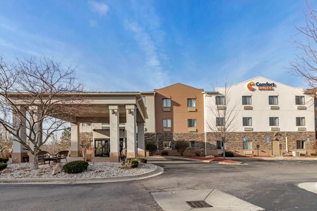 un hotel con un cartel en la parte delantera en Comfort Suites Auburn Hills-Detroit, en Auburn Hills