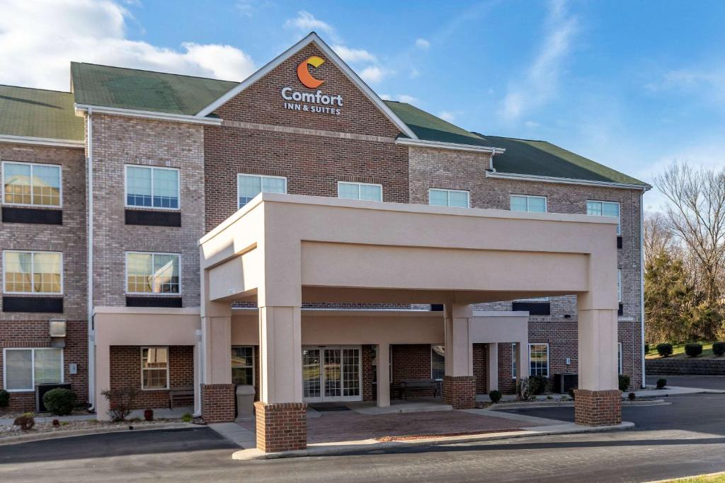 a hotel with a sign on the front of a building at Comfort Inn & Suites High Point - Archdale in Archdale