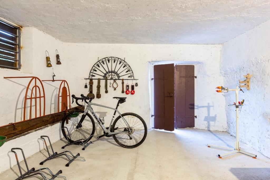 rower zaparkowany w rogu pokoju w obiekcie Borgo Cantagallo Casa Olivia 1 w Tremosine Sul Garda