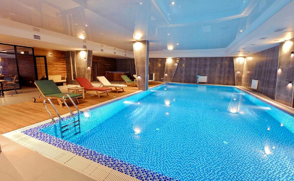 a large swimming pool in a hotel room at GVC 2-level apt New Gudauri in Gudauri