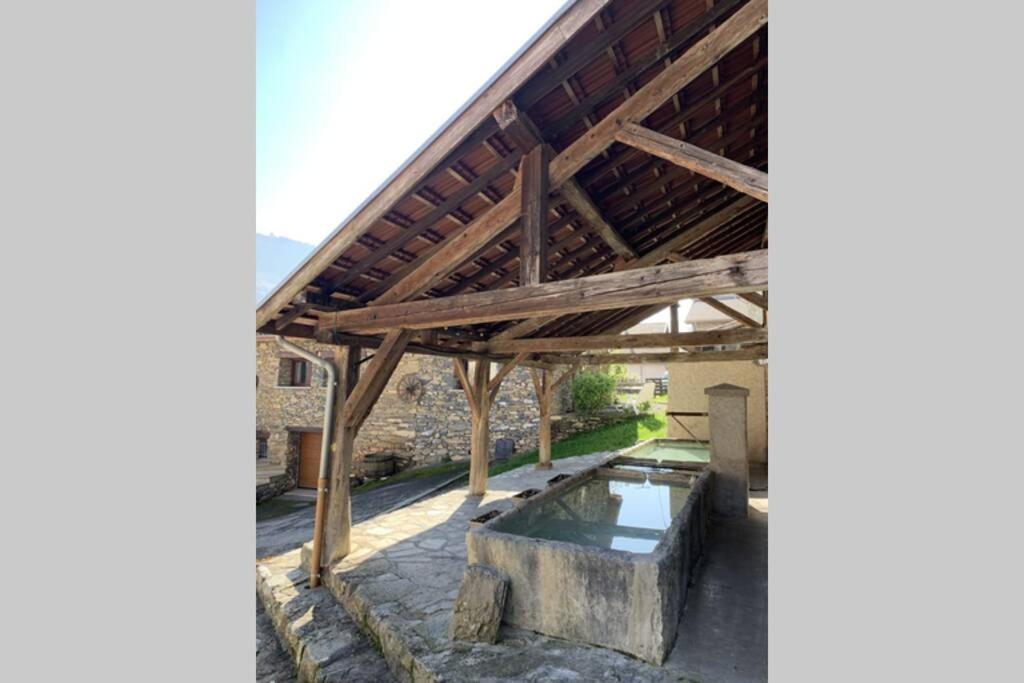 G&icirc;te du Lavoir dans le massif de Belledonne&#x306E;&#x6577;&#x5730;&#x5185;&#x307E;&#x305F;&#x306F;&#x8FD1;&#x304F;&#x306B;&#x3042;&#x308B;&#x30D7;&#x30FC;&#x30EB;