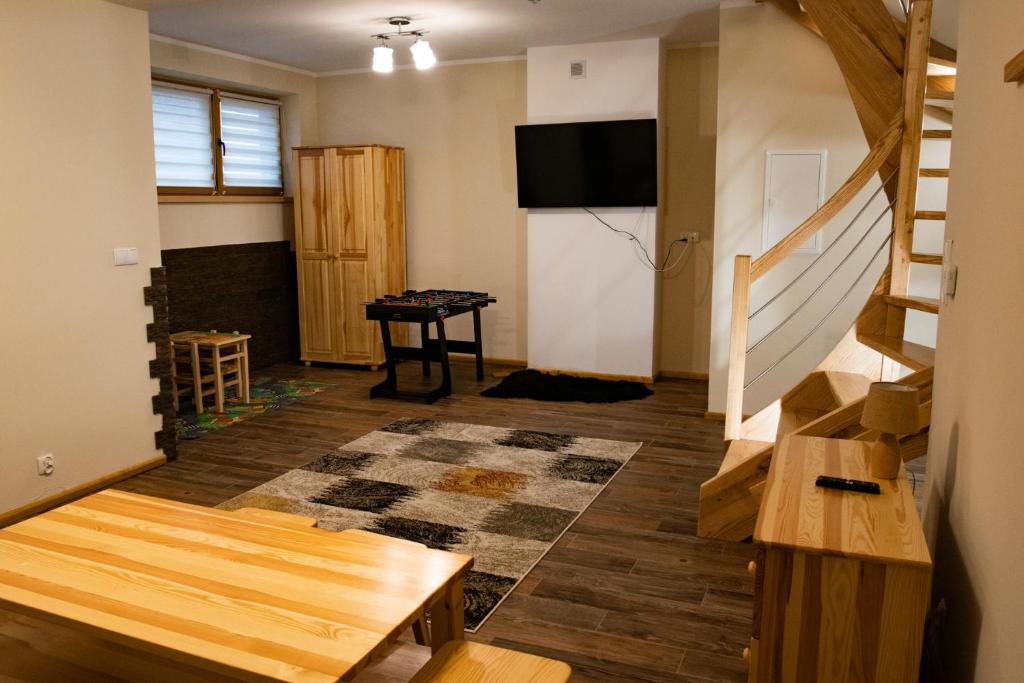 TV a/nebo společenská místnost v ubytování Domki Pod Tatrami