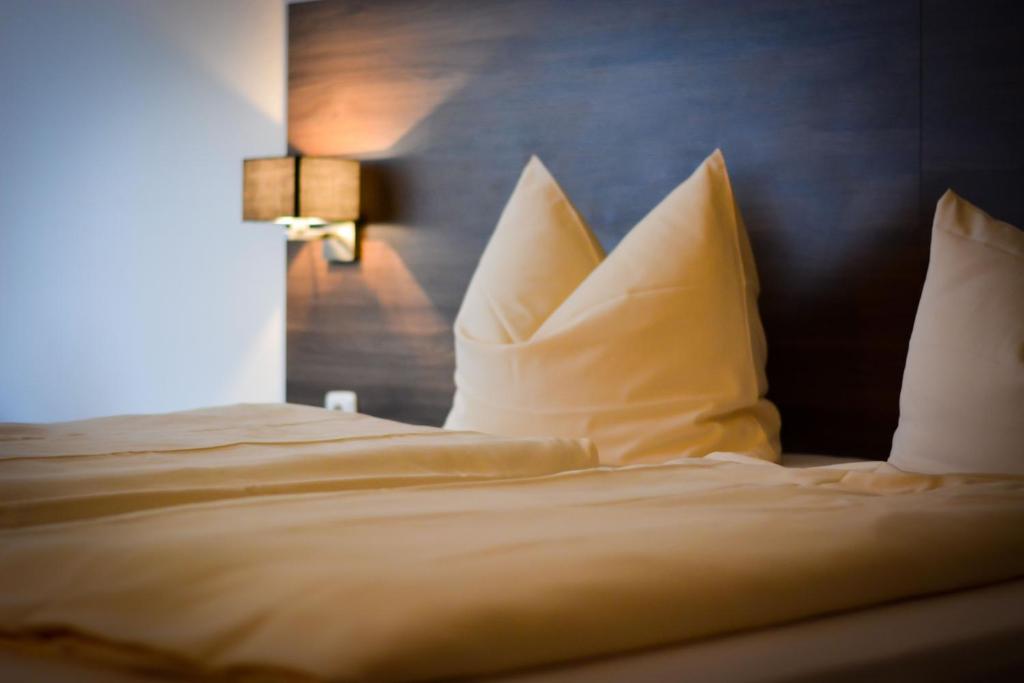 Postel nebo postele na pokoji v ubytování Hotel am Landeshaus