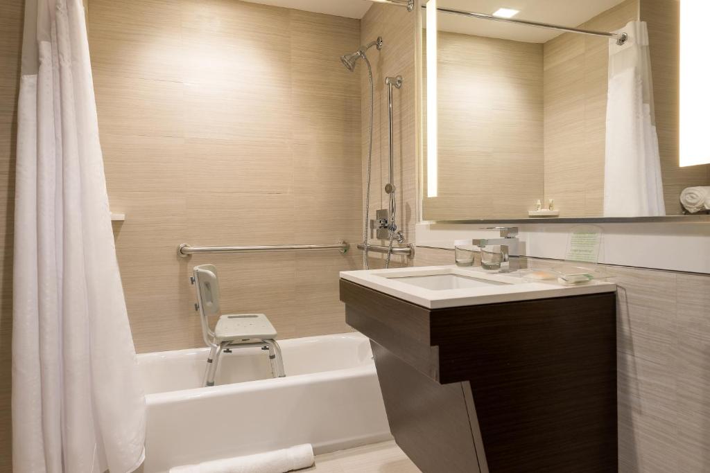 Holiday Inn Brooklyn Downtown, an IHG Hotel - Standard Queen Room With Two Queen Beds - Hearing Accessible