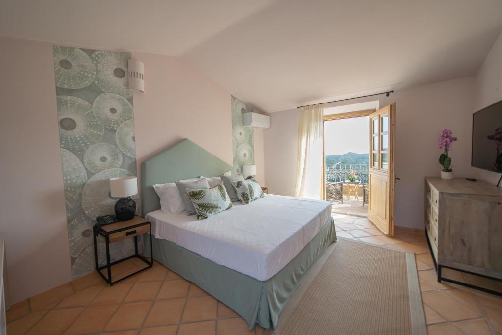 Postel nebo postele na pokoji v ubytování Hotel Borgo Smeraldo