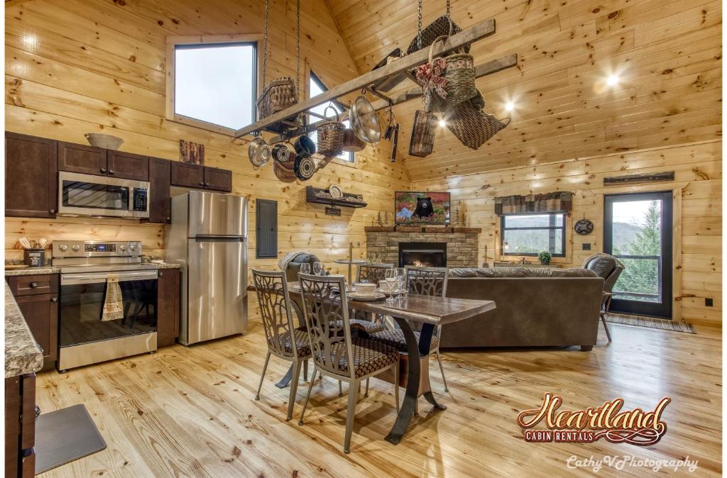 cocina y comedor con mesa y sillas en Bear Bottom View, en Sevierville