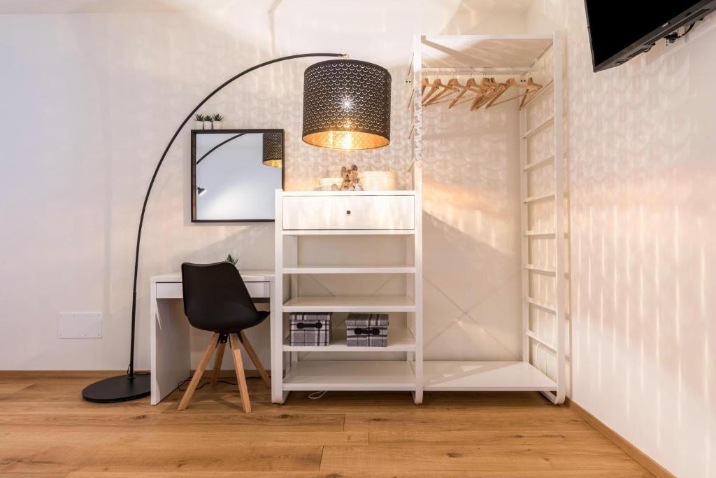 a room with a desk and a mirror and a chair at Wellness Lodge Diletta in Santa Giuliana