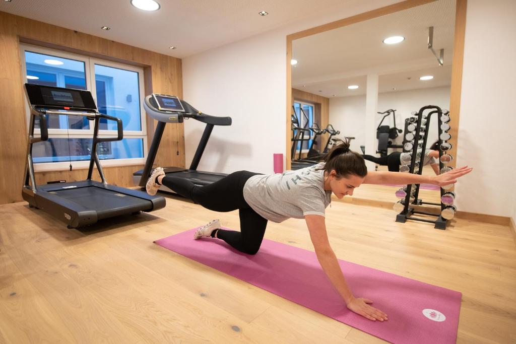 Fitness centrum a/nebo fitness zařízení v ubytování Hotel Bergzeit