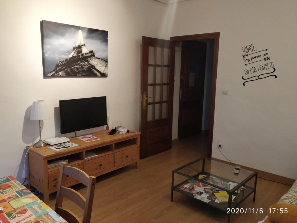 Televízia a/alebo spoločenská miestnosť v ubytovaní Apartamento TISARE wifi