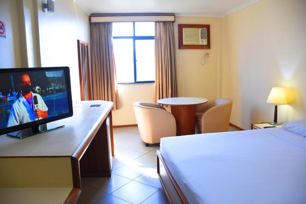 Uma televisão e/ou sistema de entretenimento em Hotel Grão Para