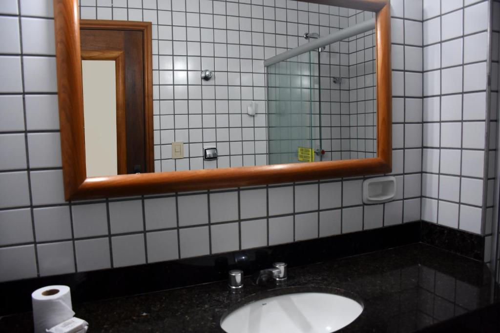 Uma casa de banho em Hotel Grão Para