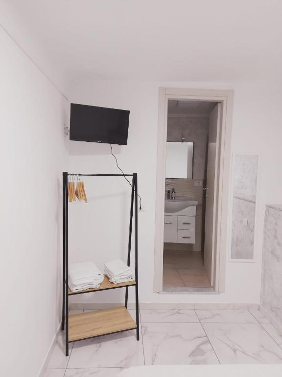 TV a/nebo společenská místnost v ubytování Camera matrimoniale Genova rooms