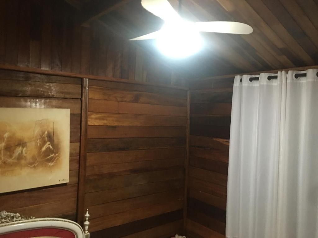  Casa de Madeira com Fogão a Lenha lagoa no fundo para 8 pessoas