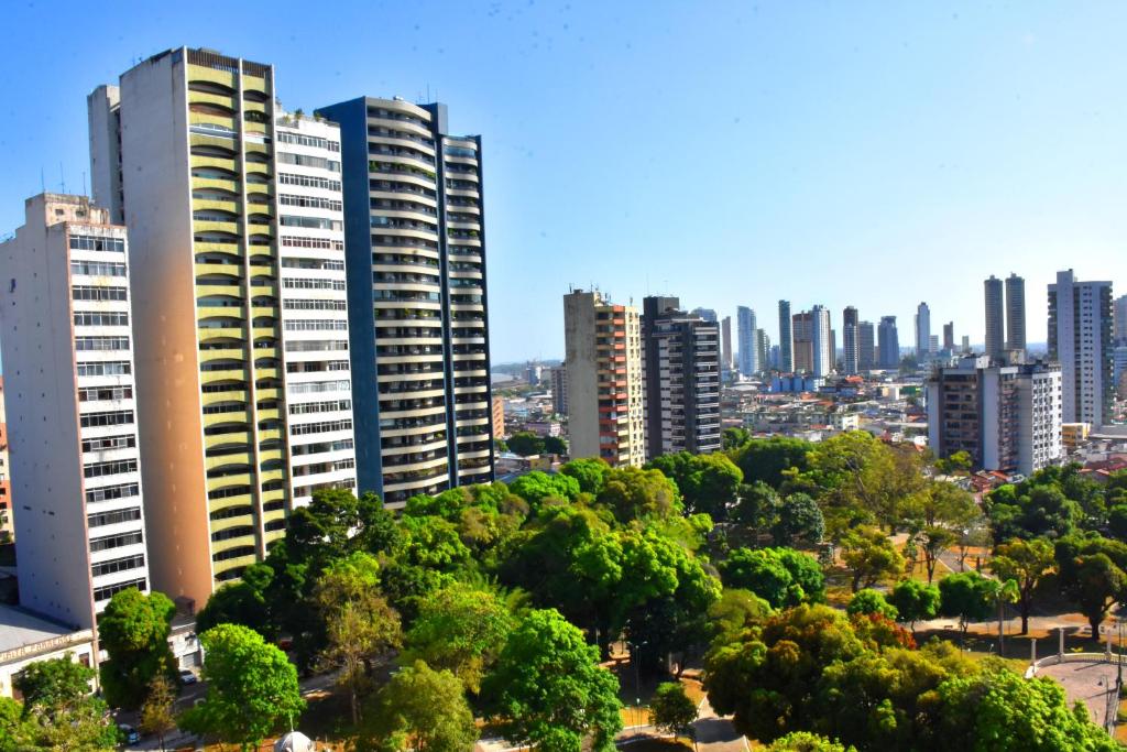 um horizonte da cidade com edifícios altos e árvores em Hotel Grão Para em Belém