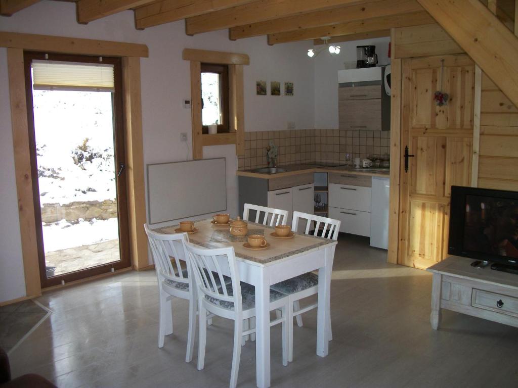 Kuchyňa alebo kuchynka v ubytovaní Domek Stokrotka