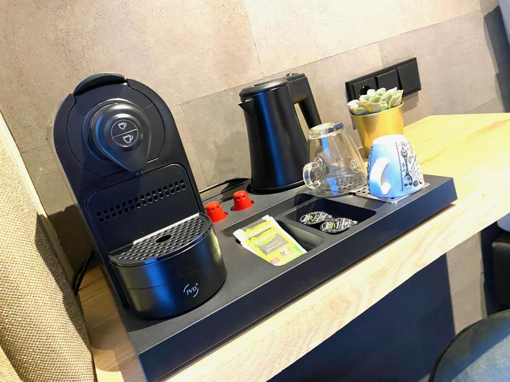 Příslušenství pro přípravu čaje a kávy v ubytování Hotel de Prince
