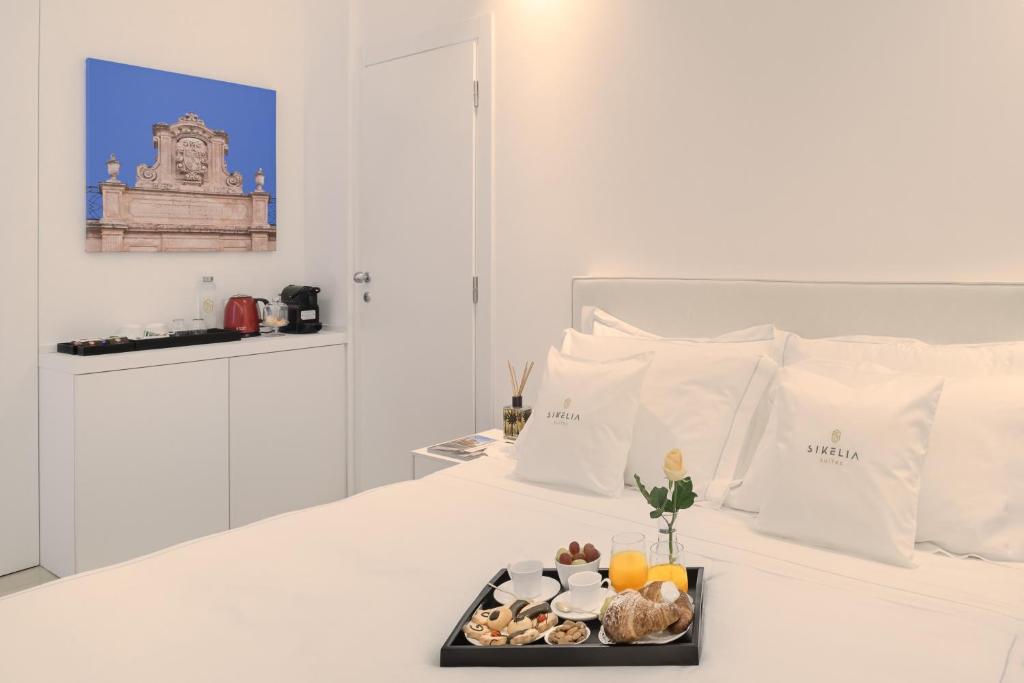 Postel nebo postele na pokoji v ubytování Sikelia Suites