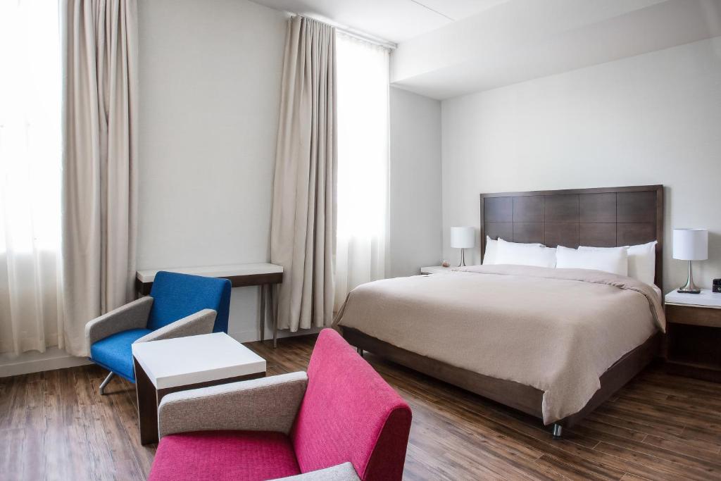 Кровать или кровати в номере Hotel Chateau Laurier Québec
