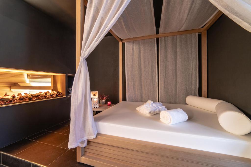 Postel nebo postele na pokoji v ubytování HB Aosta Hotel & Balcony SPA